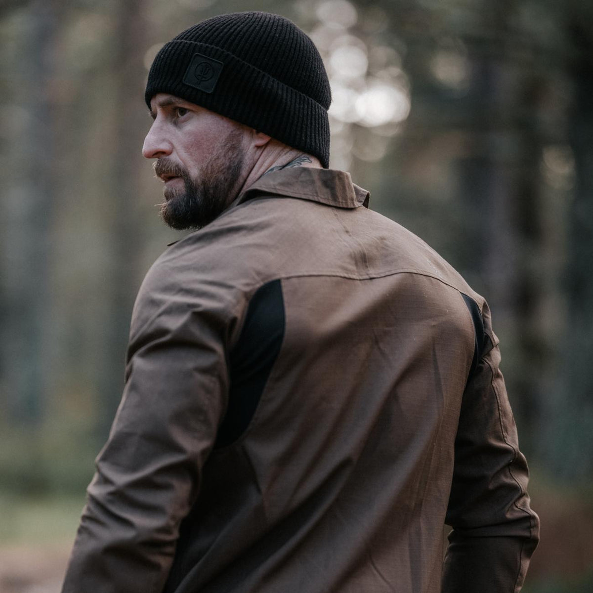 An in the field image of Men's HeriTech Sylvan Shirt in Earth Brown (ITF)