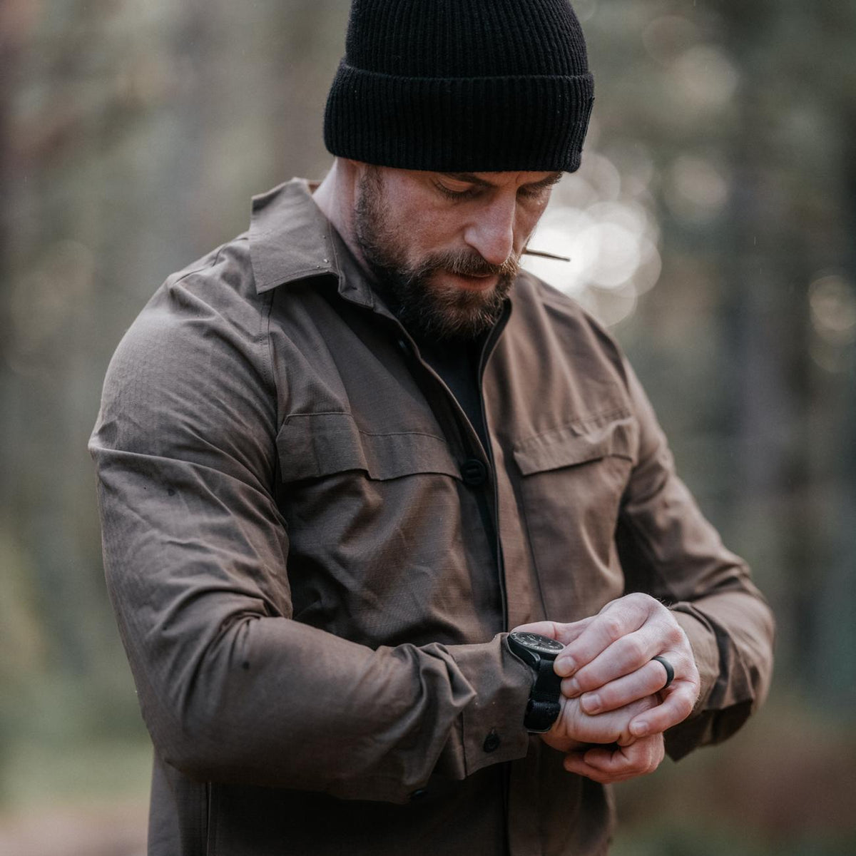 An in the field image of Men's HeriTech Sylvan Shirt in Earth Brown (ITF)