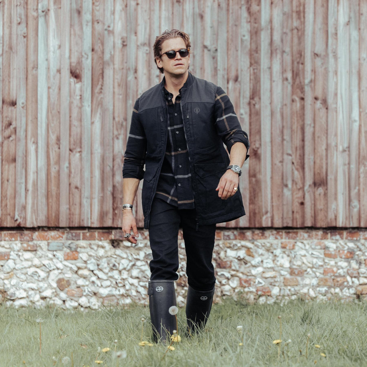 An in the field image of Men's HeriTech Thicket Flannel Shirt in Obsidian Black (ITF)