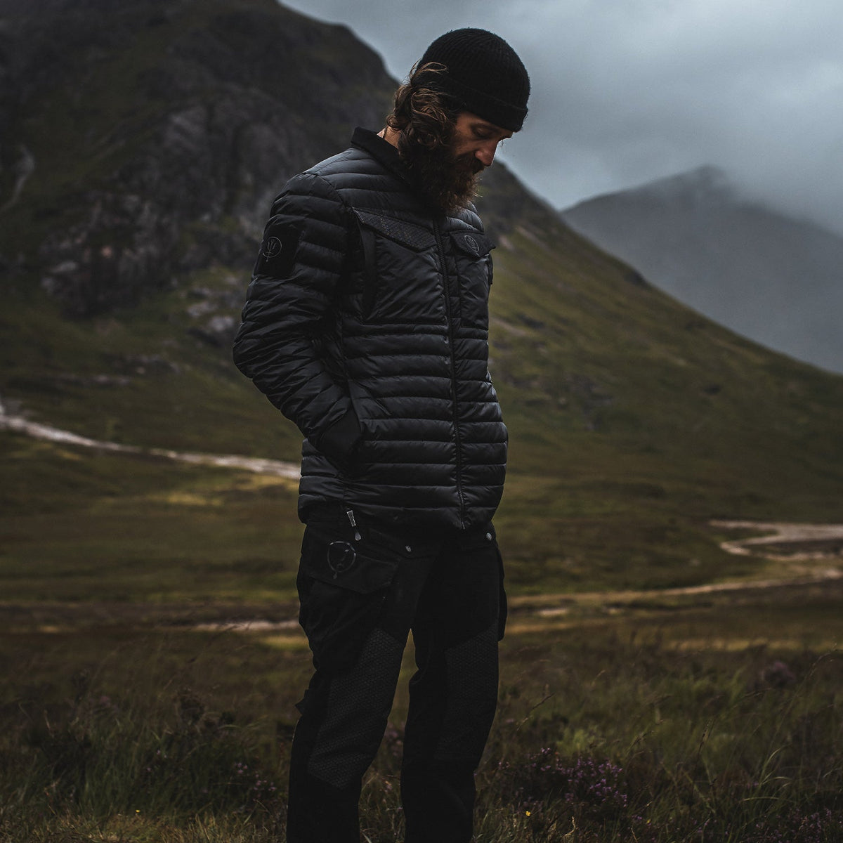 An in the field image of Men's Melee Down Jacket in Obsidian Black (ITF)