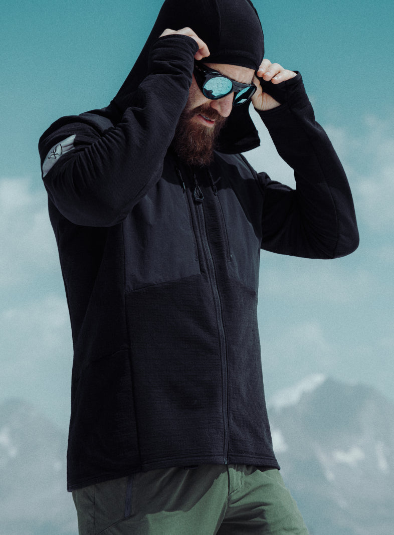 An in the field image of Men's Mountain Pro Technical Mid Layer in Obsidian Black (ITF)