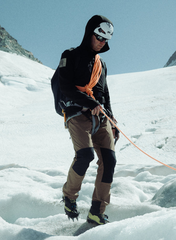 An in the field image of Men's Mountain Pro Technical Mid Layer in Obsidian Black (ITF)