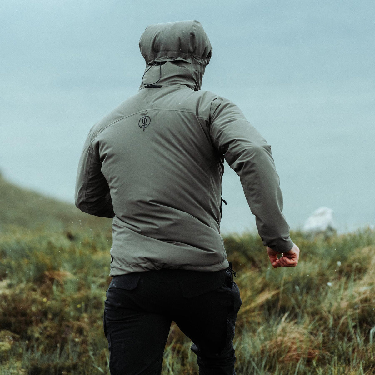 An in the field image of Men's Vanguard Jacket in Khaki Green (ITF)