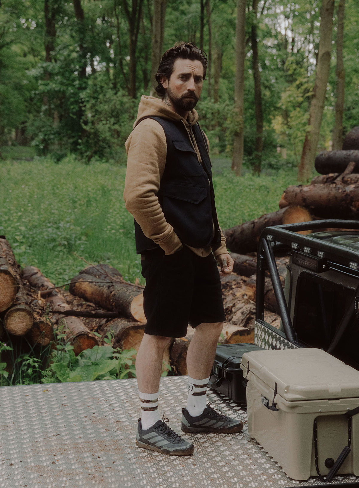 An in the field image of Men's Dissident Utility Vest in Obsidian Black (ITF)