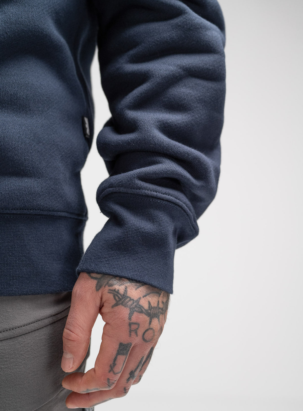 RIBBED CUFF DETAIL