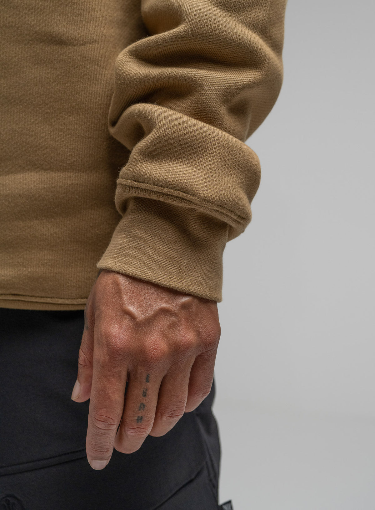 RIBBED CUFF DETAIL