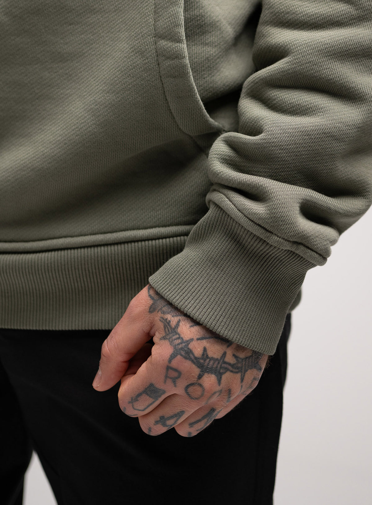 RIBBED CUFF DETAIL