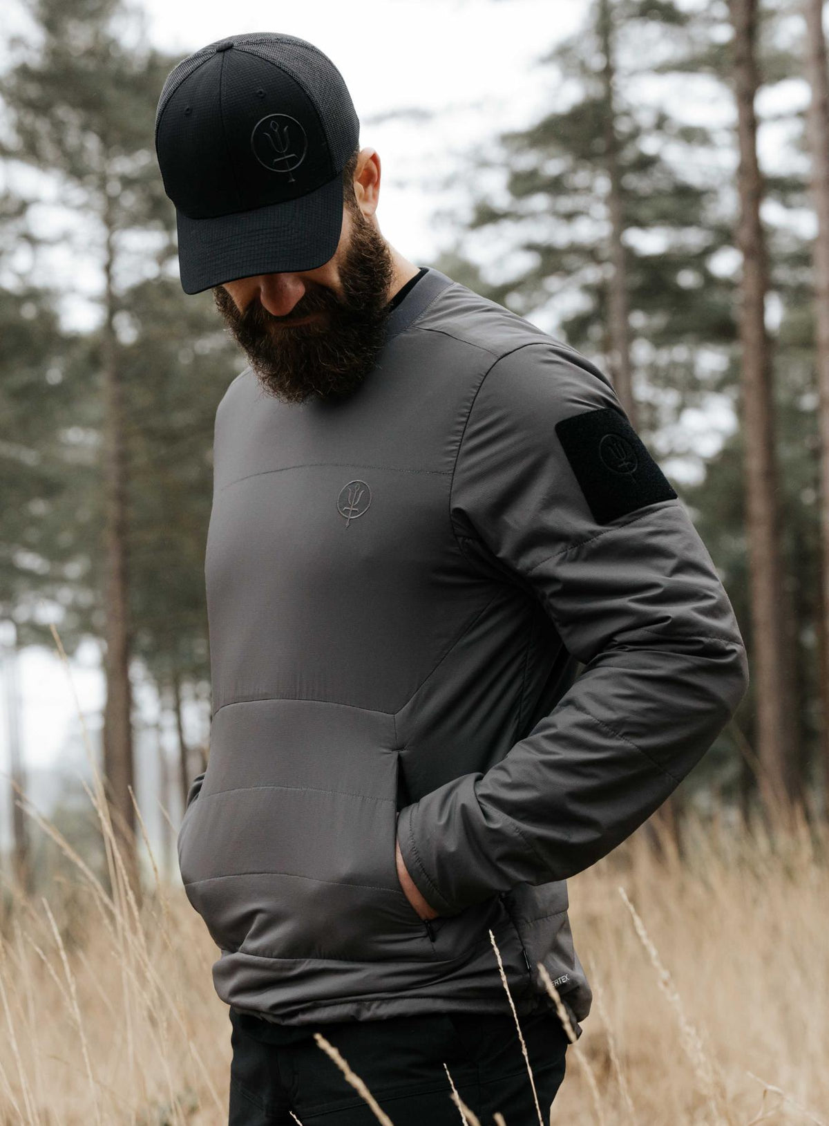 An in the field image of Men's Wraith Crew in Raven Grey (ITF)