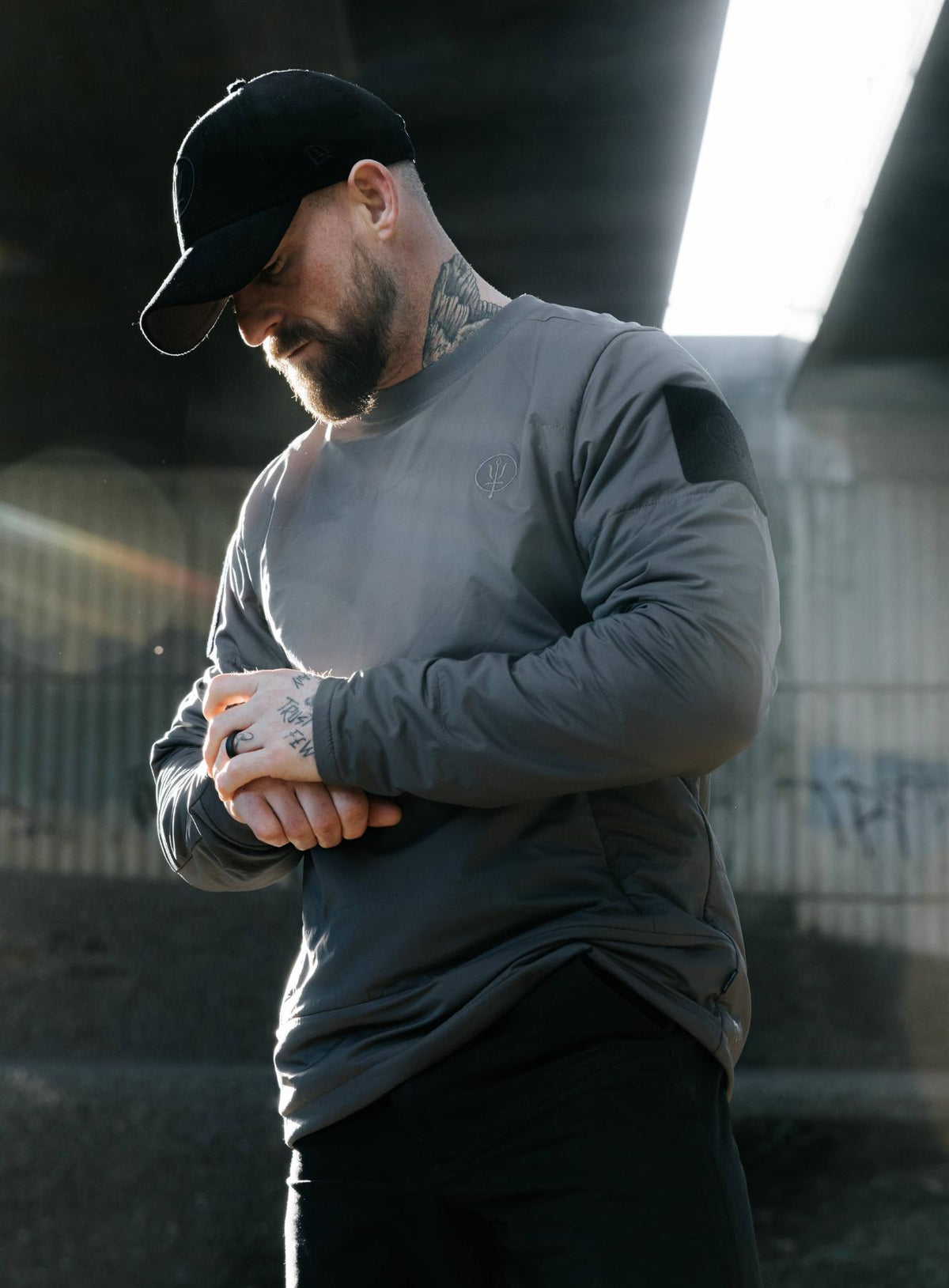 An in the field image of Men's Wraith Crew in Raven Grey (ITF)