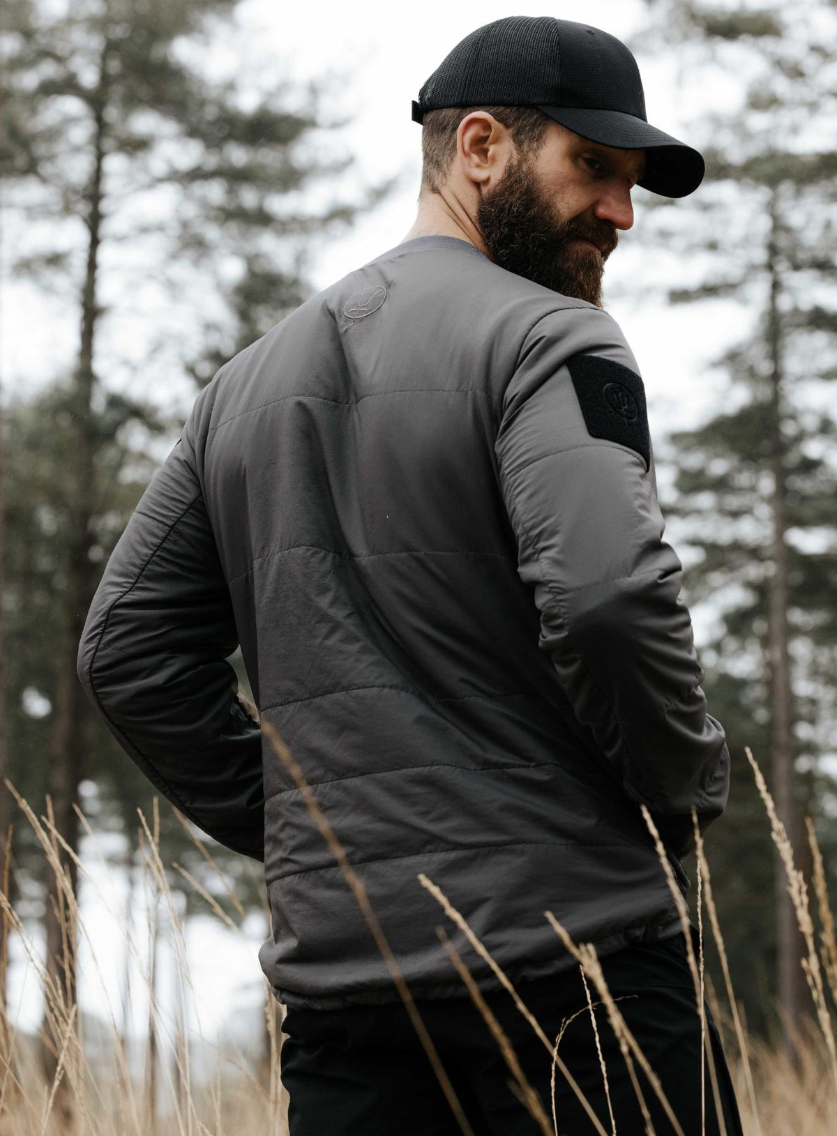 An in the field image of Men's Wraith Crew in Raven Grey (ITF)