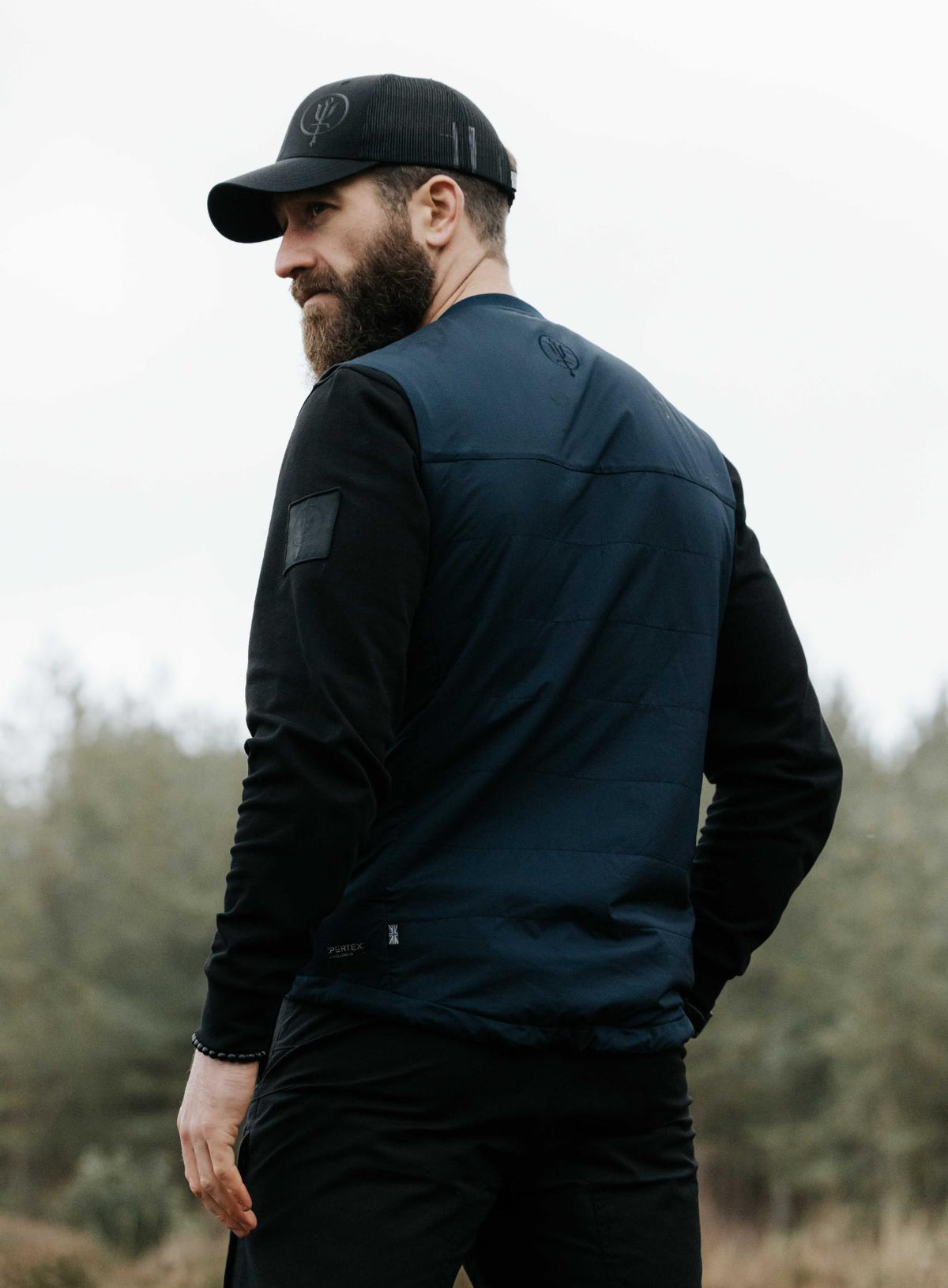 An in the field image of Men's Wraith Gilet in Dark Sapphire (ITF)